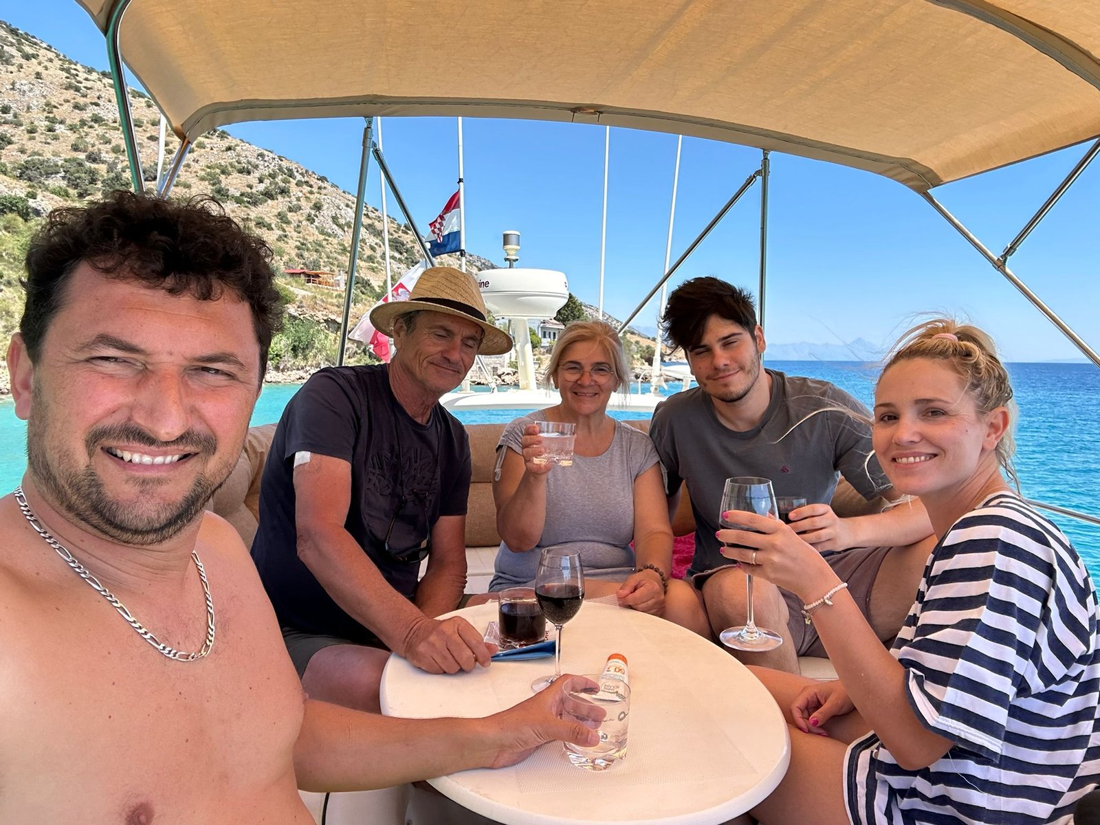 Zadovoljni gosti uživaju na brodu Lady Lota