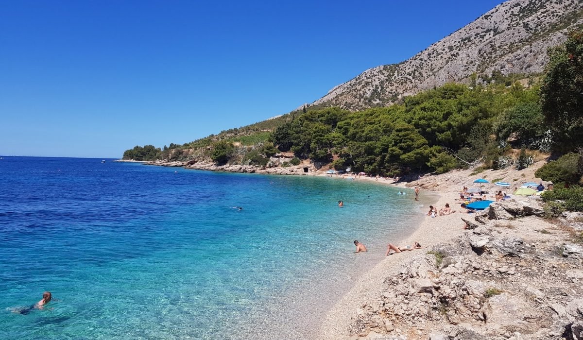 Plaža na otoku Braču s kristalno čistim morem