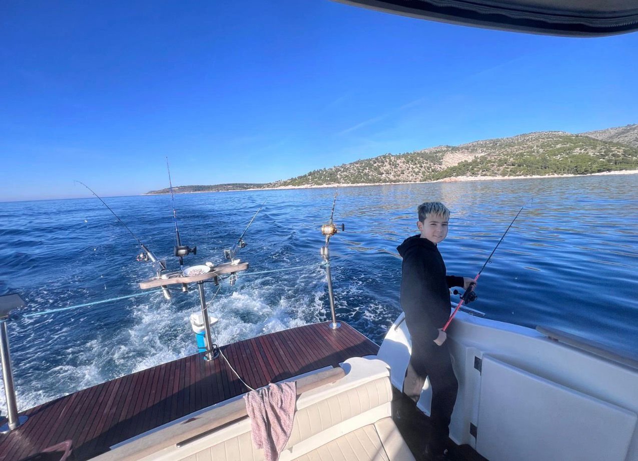 Gosti uživaju u privatnom izletu brodom