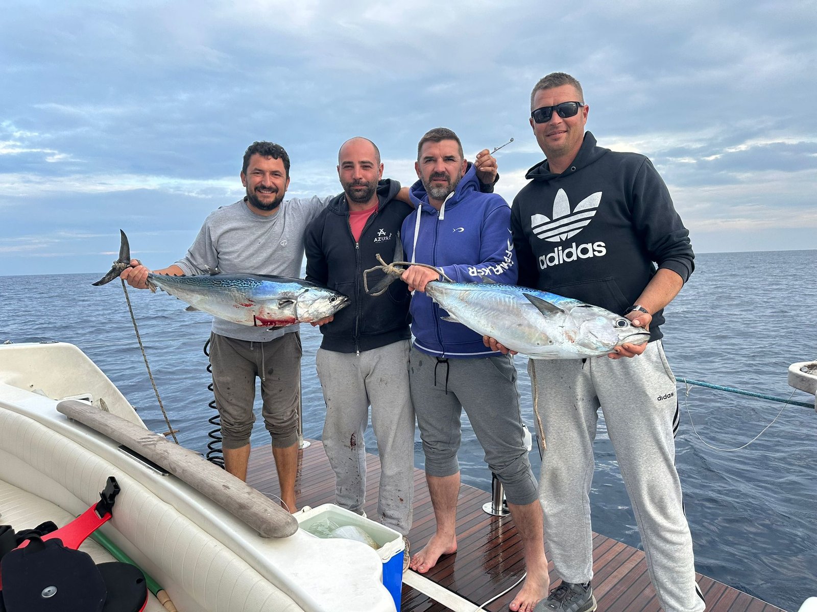 Zadovoljni gosti s ulovom velike ribe tijekom big game fishinga