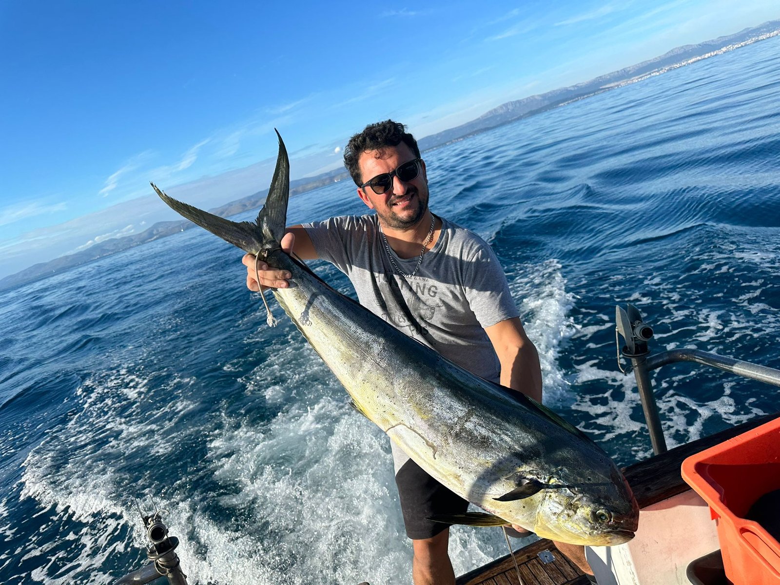 Iskusni skiper Lady Lota broda u Supetru, otok Brač