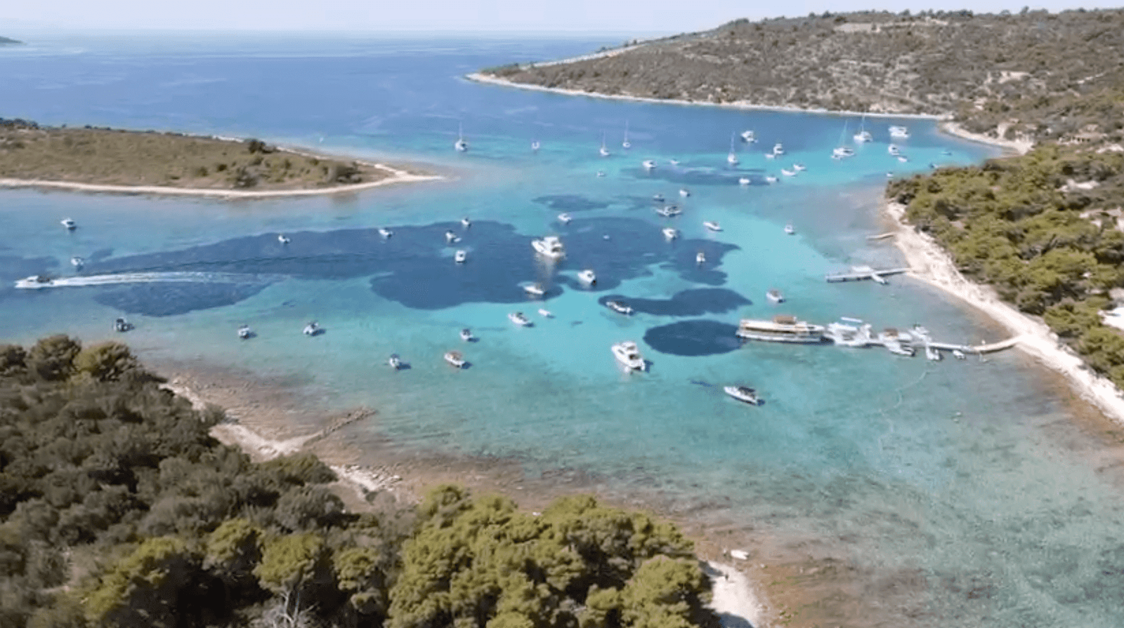 Mirna uvala s tirkiznim morem