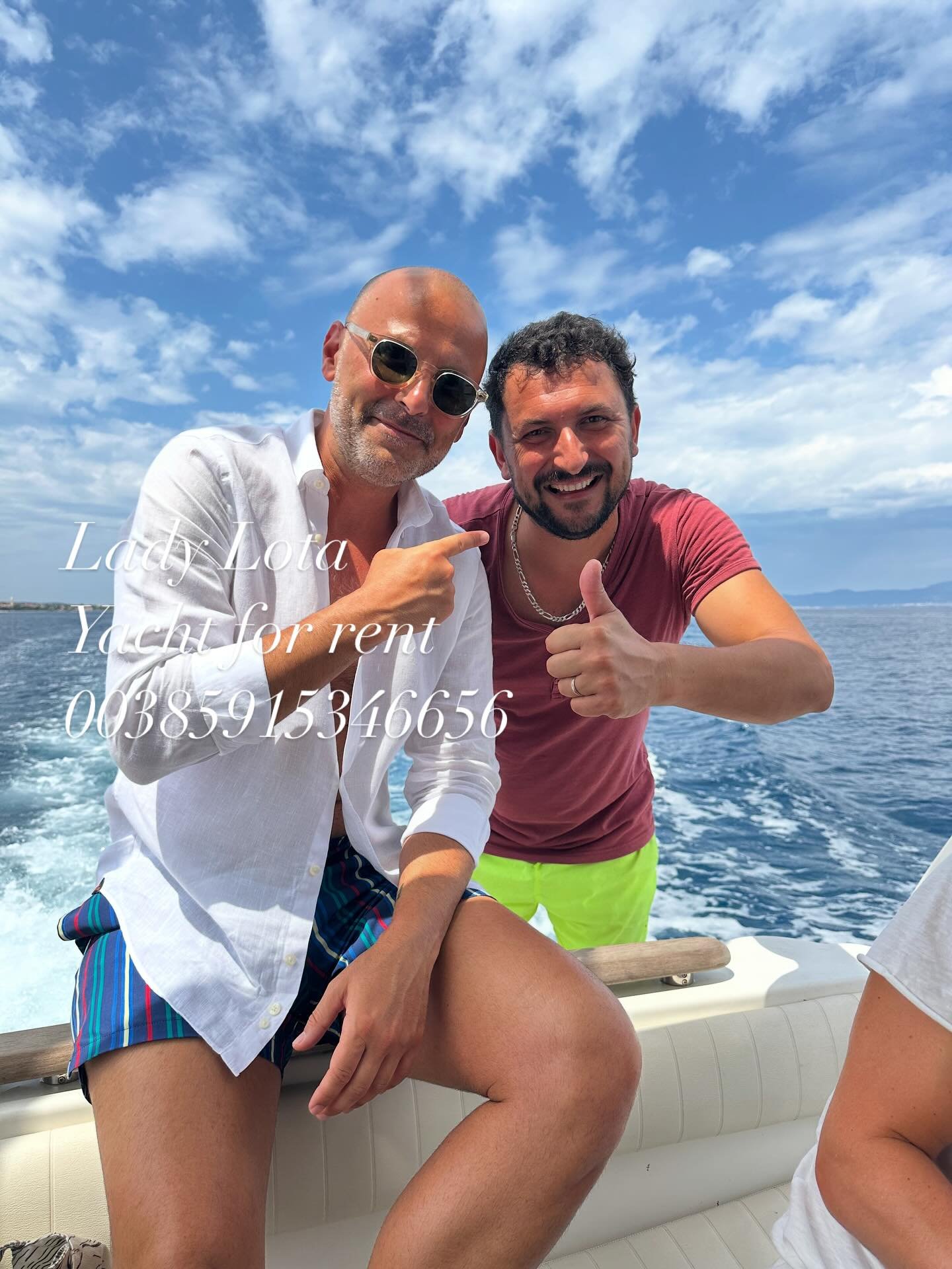 Opušteni gosti tijekom privatnog izleta brodom