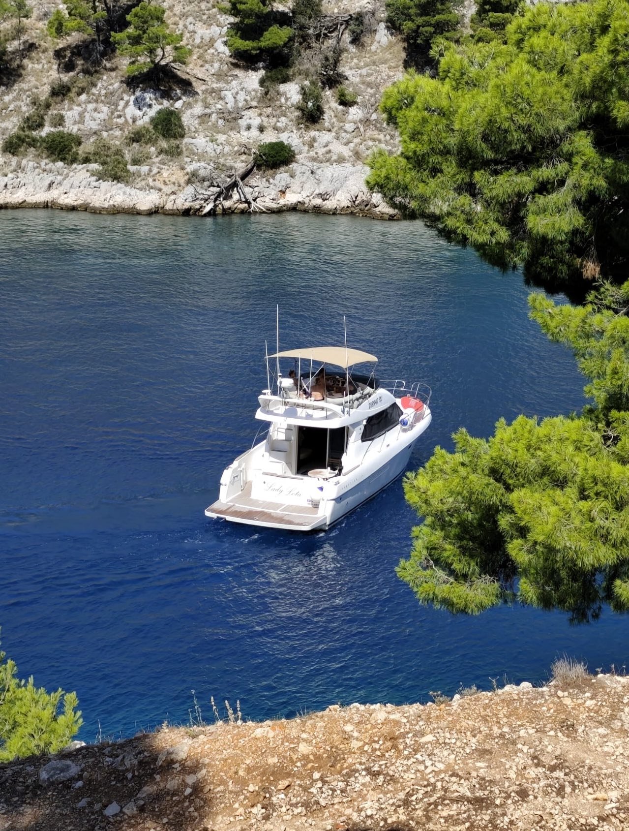 Brod Lady Lota uz obalu otoka Brača
